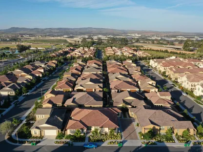 عقارات سكنية بمنطقة إيرفين، كاليفورنيا، الولايات المتحدة الأميركية - المصدر: بلومبرغ