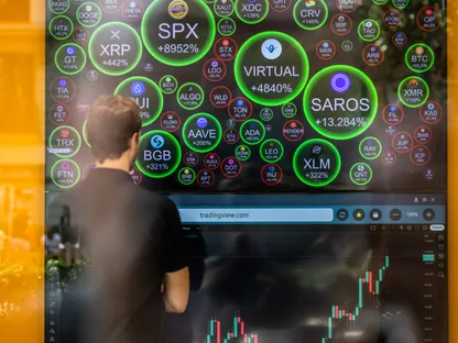 شاب ينظر إلى شاشة تعرض أسعار العديد من العملات الرقمية والمشفرة - بلومبرغ