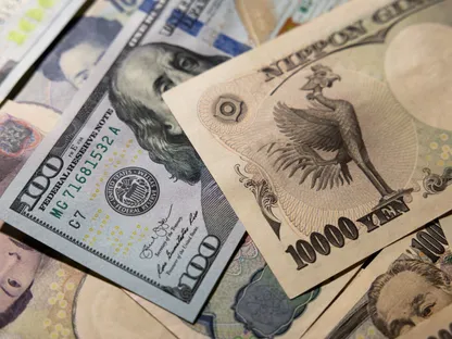 أوراق نقدية أميركية ويابانية - المصدر: بلومبرغ
