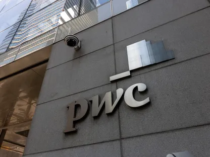 شعار شركة \"PwC\" على مقر الشركة الرئيسي في مدينة نيويورك الأميركية - بلومبرغ