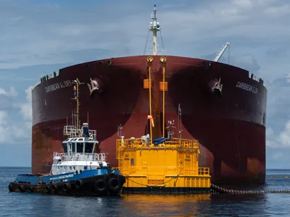 سفينة تُحمّل النفط الخام للتصدير في ميناء \"سنيت كوفيناس\" التابع لشركة \"إيكوبترول\" في مدينة كوفيناس بمقاطعة سوكري في كولومبيا - بلومبرغ