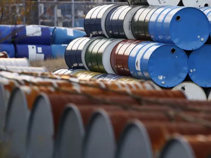 براميل لتخزين النفط - بلومبرغ