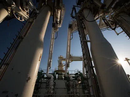 الغاز الطبيعي المسال عبر أنابيب من ناقلة راسية في محطة استقبال - بلومبرغ