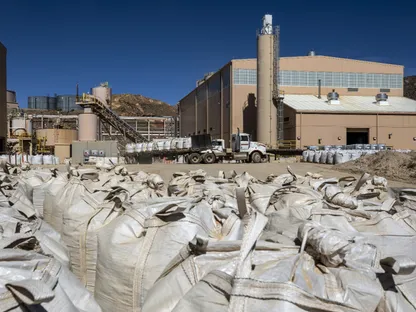 أكياس من مركزات المعادن النادرة جاهزة للنقل في منجم ماونتن باس بمدينة ماونتن باس، ولاية كاليفورنيا، الولايات المتحدة - بلومبرغ