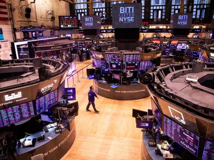 سمسار يسير داخل بورصة نيويورك للأوراق المالية (NYSE) في نيويورك، الولايات المتحدة - المصور: مايكل ناجل / بلومبرغ