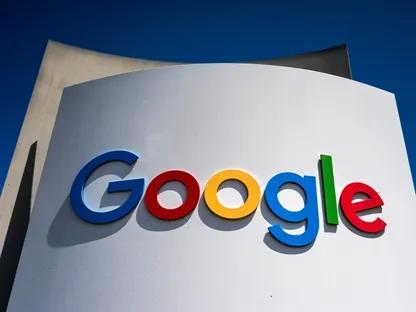 لافتة تحمل شعار شركة \"جوجل\" بألوانه المميزة مثبتة على مبنى أبيض تحت سماء زرقاء صافية - بلومبرغ