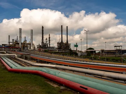 أنابيب نقل الوقود في وحدة المعالجة الهيدروجينية للديزل، المصممة لتقليل نسبة الكبريت في الوقود، في مصفاة \"إيكوبترول بارانكابيرميجا\" في بارانكابيرميجا، مقاطعة سانتاندير، كولومبيا - بلومبرغ