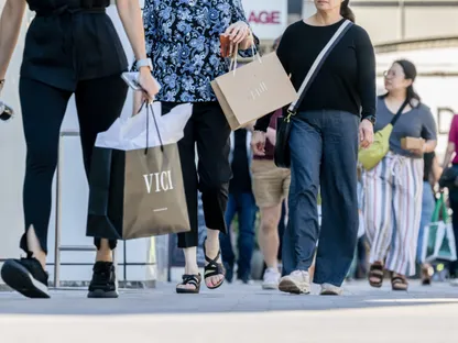 متسوقون في \"والنات كريك\"، كاليفورنيا، الولايات المتحدة الأميركية - بلومبرغ