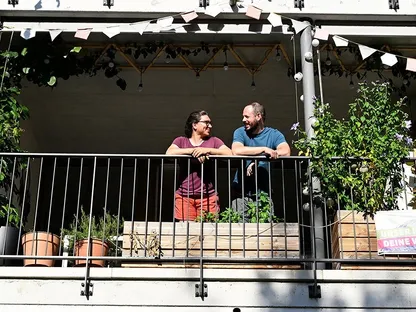 تيمبرلي وصديقته على شرفة شقتهما المزدحمة في سويسرا - بلومبرغ