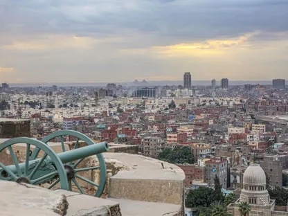 مبان سكنية وتجارية تمتد في الأفق بصورة تم التقاطها من على سطح قلعة صلاح الدين، القاهرة، مصر - المصدر: بلومبرغ