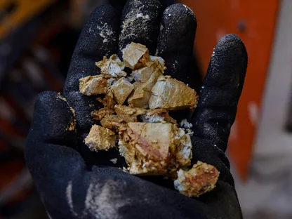 عينة تربة تحتوي على معادن نادرة - بلومبرغ