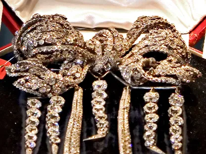 بروش الإمبراطورة أوجيني - بلومبرغ