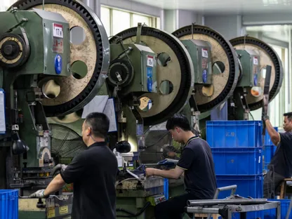 عمال على خط إنتاج في مصنع لأدوات المطبخ بالقرب من تشوهاي، الصين - بلومبرغ