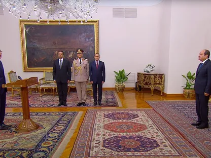 رئيس الوزراء المصري مصطفى مدبولي خلال أدائه اليمين الدستورية لرئاسة الحكومة الجديدة لمصر - المصدر: بلومبرغ