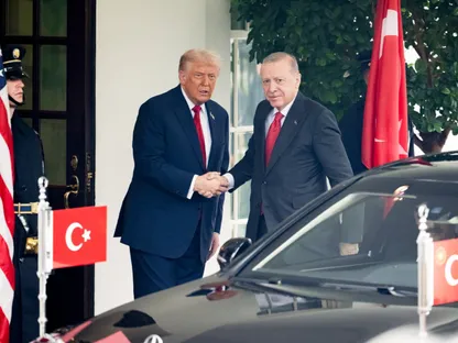 دونالد ترمب، الرئيس الأميركي على اليسار، يصافح الرئيس التركي، رجب طيب أردوغان في واشنطن العاصمة يوم 25 سبتمبر. - بلومبرغ