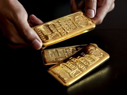 موظف يتعامل مع سبائك ذهبية يبلغ وزنها كيلوغراما واحدا في المقر الرئيسي لشركة \"YLG Bullion International Co\". في بانكوك، تايلاند - بلومبرغ