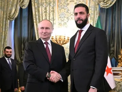 الرئيس الروسي فلاديمير بوتين يصافح الرئيس السوري أحمد الشرع خلال لقاء في الكرملين، 15 أكتوبر 2025 - رويترز