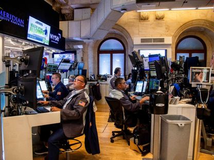 متداولون في قاعة التداول ببورصة نيويورك (NYSE) في نيويورك بالولايات المتحدة يوم الاثنين 5 أغسطس 2024. - الشرق/بلومبرغ