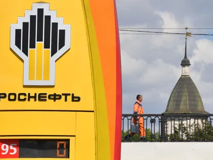 شعار شركة \"روسنفت\" الروسية العملاقة في محطة وقود بالعاصمة موسكو - المصدر: بلومبرغ