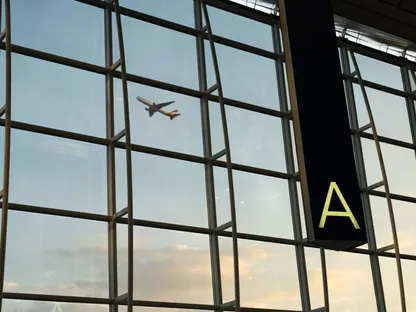 إقلاع طائرة ركاب من مطار هونغ كونغ الدولي في هونغ كونغ - المصدر: بلومبرغ