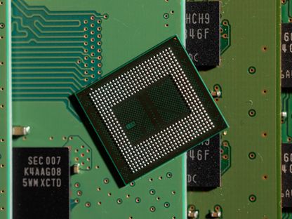 ذاكرة الوصول العشوائي الديناميكية (DRAM) من نوع (LPDDR5X) الخاصة بشركة \"سامسونغ إلكترونيكس\" بسعة 24 غيغابايت وسرعة 8.5 غيغابايت في الثانية، بجانب وحدات ذاكرة - بلومبرغ