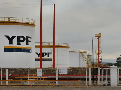 خزانات تابعة لشركة الطاقة \"واي بي اف اس ايه لوما\" (YPF SA Loma) في منشأة تابعة للشركة في أنيلو، مقاطعة نيوكوين، الأرجنتين - المصدر: بلومبرغ