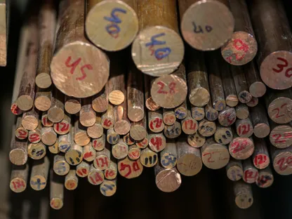 قضبان وصفائح نحاس معروضة للبيع في متجر معادن بالجملة. تراجعت أسعار النحاس والمعادن الصناعية الأخرى بضغط من مخاوف حول الجدارة الائتمانية في الولايات المتحدة وتجدد التوترات بين واشنطن وبكين. - بلومبرغ