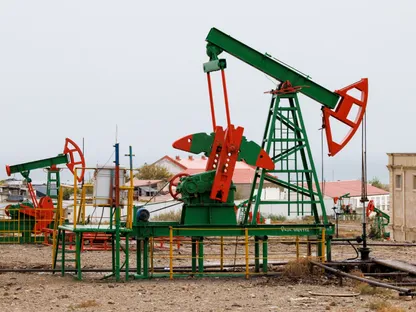 رافعات ضخ النفط ومنصات الحفر تعمل في حقل نفطي على ساحل بحر قزوين في باكو، أذربيجان، الخميس 14 نوفمبر 2024 - بلومبرغ