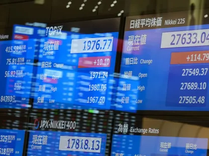 مؤشر \"نيكاي 225\"، على اليمين، معروض في بورصة طوكيو (TSE)، التي تديرها مجموعة بورصة اليابان (JPX)، في طوكيو، اليابان، يوم الأربعاء 29 مارس 2023 - المصدر: بلومبرغ