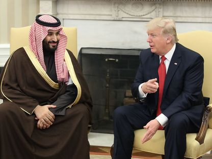 الرئيس الأميركي دونالد ترمب يتحدث مع ولي العهد السعودي الأمير محمد بن سلمان بالمكتب البيضاوي في البيت الأبيض، واشنطن، الولايات المتحدة، يوم الثلاثاء 14 مارس 2017 - بلومبرغ