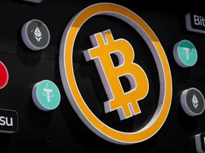 شعار 'بتكوين' وحوله رموز لبعض العملات المشفرة الأخرى - المصدر: بلومبرغ