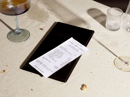 صورة تعبيرية عن أثر الرسوم الجمركية على المستهلكين - بلومبرغ