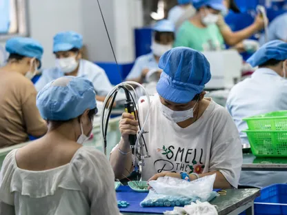 عمال على خط الإنتاج في مصنع ألعاب بمدينة شينزن الصينية - بلومبرغ