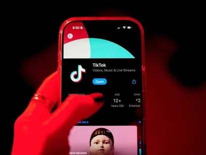 واجهة تطبيق \"تيك توك\" على هاتف ذكي. تعهدت بكين بالتعاون مع واشنطن في حسم مصير \"تيك توك\" داخل الولايات المتحدة - بلومبرغ