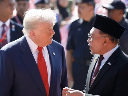 الرئيس الأميركي دونالد ترمب يتحدث إلى رئيس الوزراء الماليزي أنور إبراهيم لدى وصوله إلى مطار كوالالمبور الدولي في 26 أكتوبر 2025 - بلومبرغ