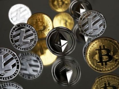 مسكوكات معدنية مطبوع عليها شعارات عملات مشفرة متنوعة - المصدر: بلومبرغ