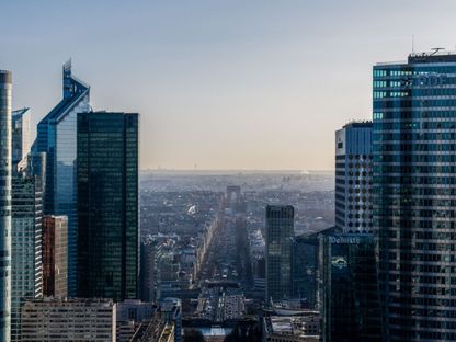 'قوس النصر' يظهر في نهاية شارع الشانزليزيه وناطحات سحاب في منطقة La Defense للأعمال في باريس، فرنسا - المصدر: بلومبرغ