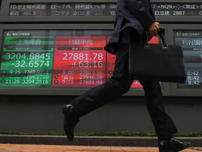 أحد المشاة يعبر من أمام لوحة إلكترونية تعرض مؤشر شنغهاي المركب (يسار) ومؤشر نيكاي 225 (وسط)، خارج شركة أوراق مالية في طوكيو، اليابان في 15 سبتمبر 2022 - المصدر: بلومبرغ