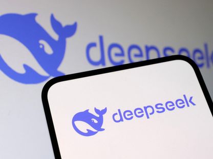 صورة تبرز شعار \"ديب سيك\" (DeepSeek) المميز برمز الحوت الأزرق - رويترز