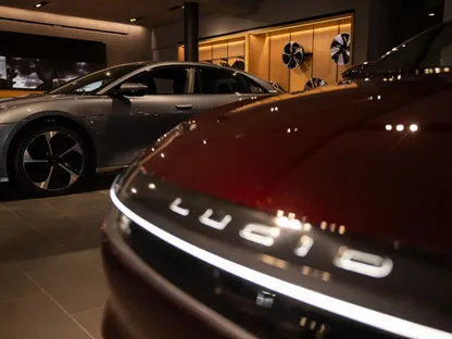 سيارات \"لوسيد\" الكهربائية معروضة في صالة تابعة للشركة في حي ميتباكينغ بمدينة نيويورك، الولايات المتحدة - بلومبرغ