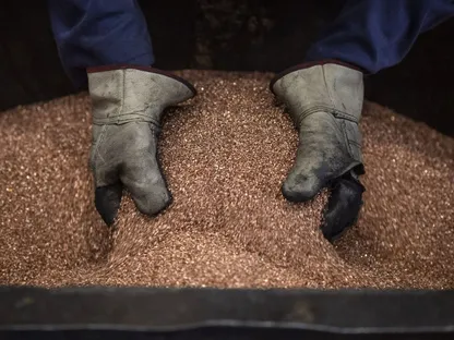 أحد العمال يعمل على تنقية نحاس مستخرج - المصدر: بلومبرغ