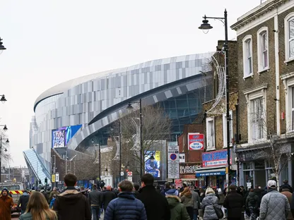 مشاة ومتاجر في المنطقة المحيطة بملعب \"توتنهام\" الجديد - Getty Images