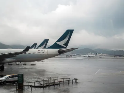 طائرات ركاب تابعة لشركة \"كاثاي باسيفيك\" في مطار هونغ كونغ الدولي - بلومبرغ