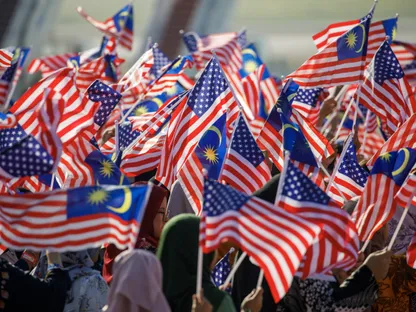 العلمان الأميركي والماليزي في مطار كوالالمبور الدولي - بلومبرغ