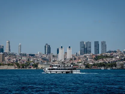 عبّارة في مضيق البوسفور وخلفها أفق الحي المالي المركزي للمدينة، كما تُرى من منطقة أوسكودار في إسطنبول، تركيا - بلومبرغ
