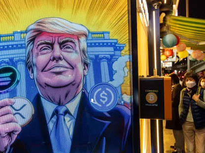 صورة كرتونية للرئيس الأميركي ترمب وهو يمسك برموز لعملات مشفرة أمام البيت الأبيض خلال تنصيبه، معروضة في متجر \"كوين هيرو\" في هونغ كونغ، الصين، بتاريخ 20 يناير 2025 - بلومبرغ