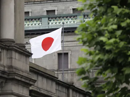 علم اليابان يرفرف خارج مقر بنك اليابان في طوكيو، اليابان - المصدر: بلومبرغ