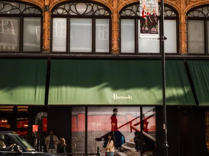 متسوقون يمرون أمام متجر \"هارودز\" في لندن، المملكة المتحدة، 4 سبتمبر 2025 - بلومبرغ