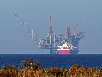 ناقلة غاز راسية بجانب منصة لوياثان للغاز الطبيعي في البحر المتوسط قبالة سواحل إسرائيل - المصدر: بلومبرغ