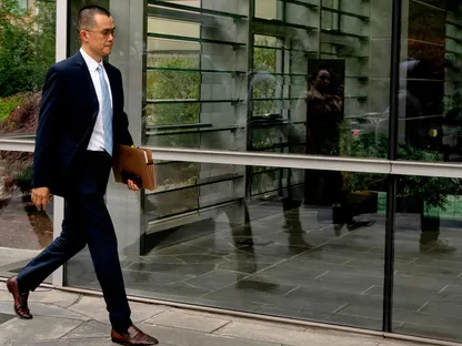 تشانغ بينغ تشاو، الرئيس التنفيذي السابق لـ'بينانس'، لحظة وصوله إلى المحكمة الفيدرالية بمدينة سياتل في واشنطن في الولايات المتحدة، بتاريخ 30 أبريل 2024 - المصدر: بلومبرغ